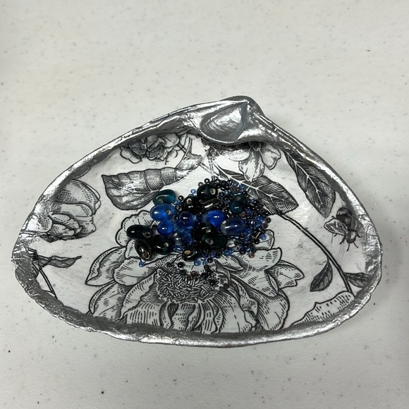 Hand Crafted Black & White Floral Shell Trinket Dish - Picture 8 of 10